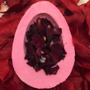 Lush Rose Egg Bombshell